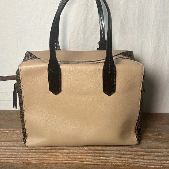 Innue—Chic Beige and Black Satchel with fur accents - Picture 2 of 13